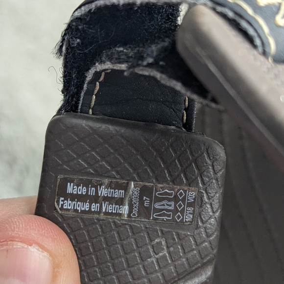 Crocs Brown Sandals Size 7 Men Or Women Size 8 I Gues Velcros Perfect For Summer - Picture 8 of 9